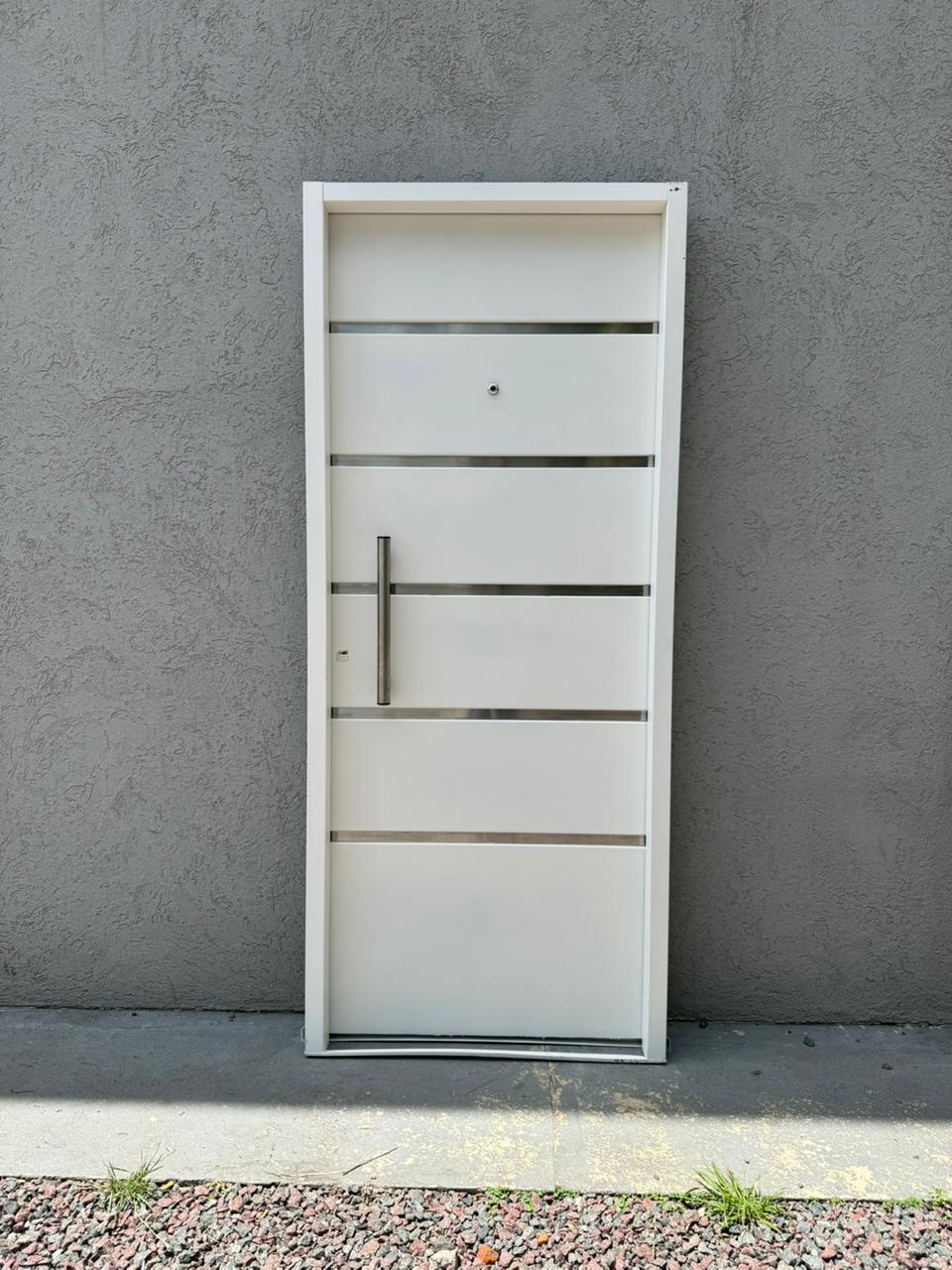 Puerta doble hoja blanca con vidrio diagonal y bandas inox