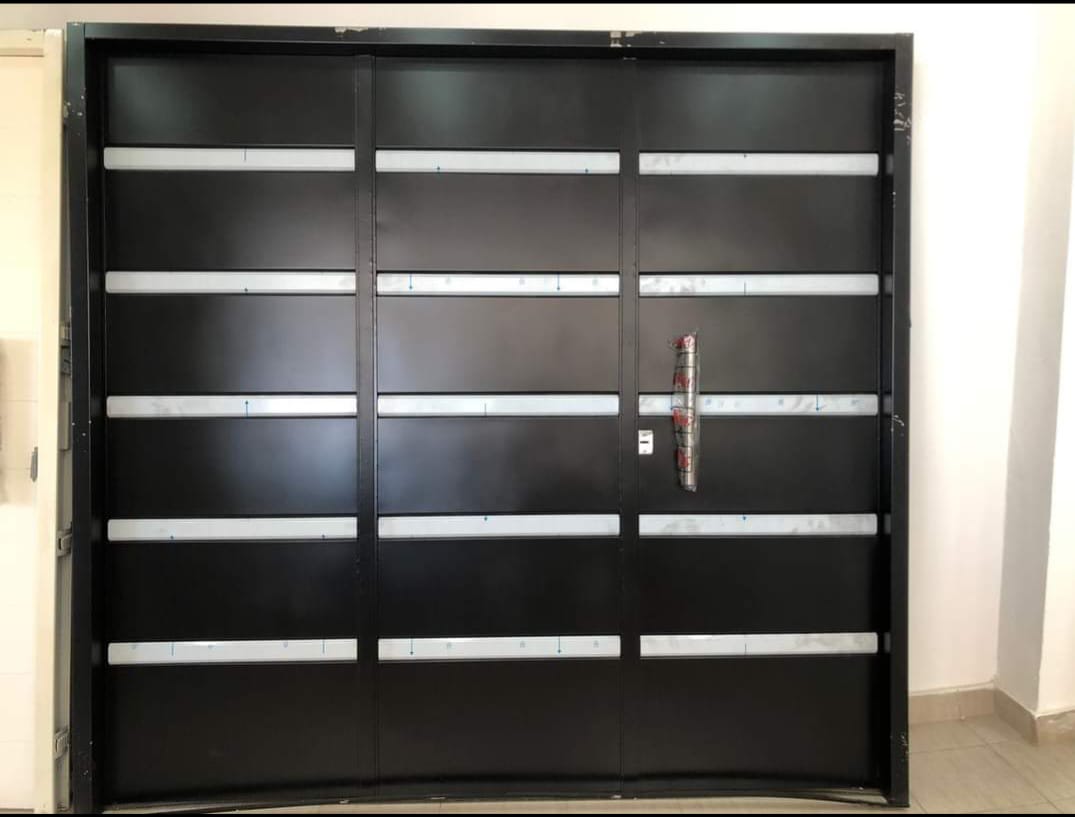 Puerta doble hoja chapa negra con bandas inox