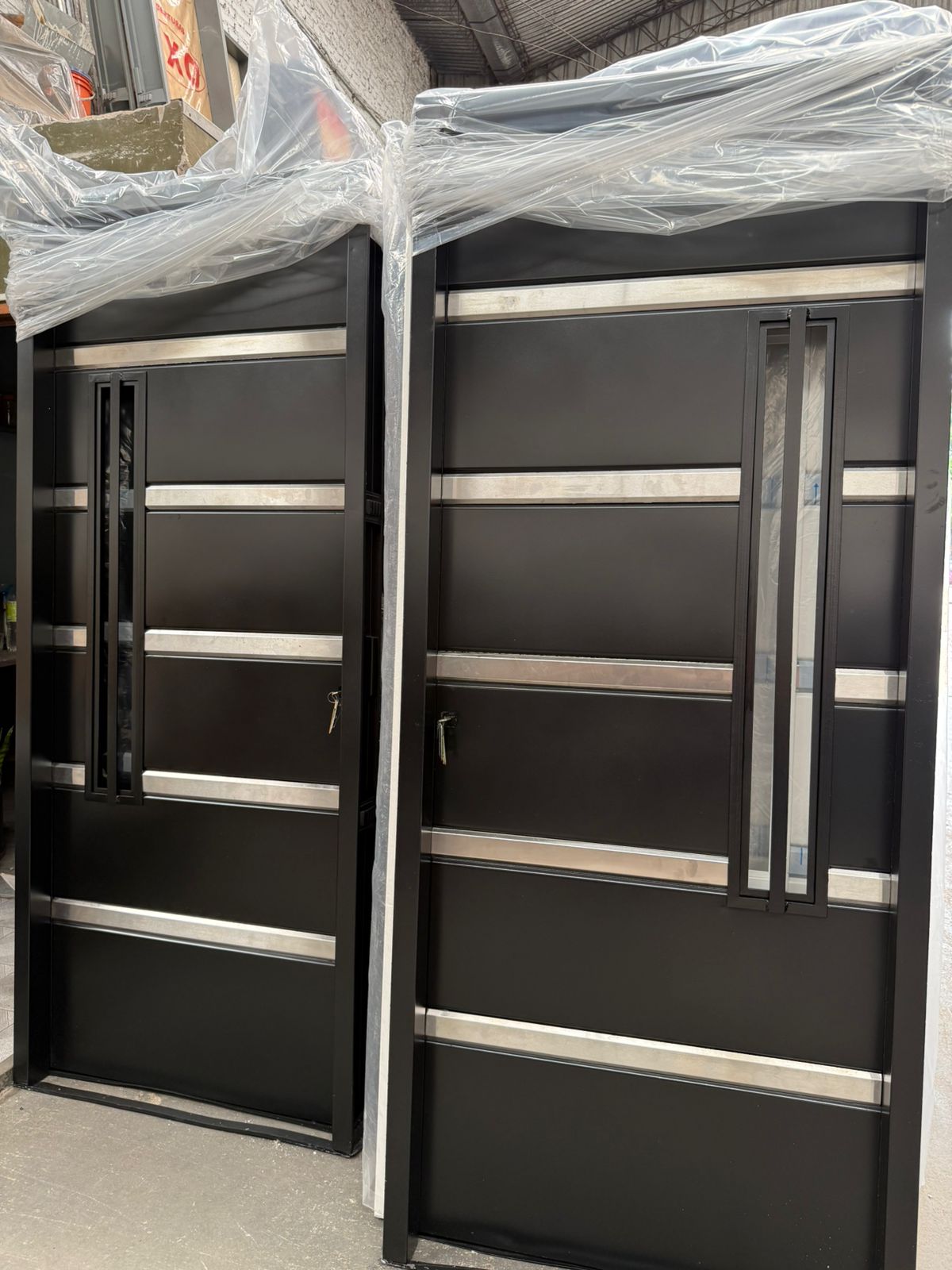 Portal doble hoja chapa negro con tirador inox