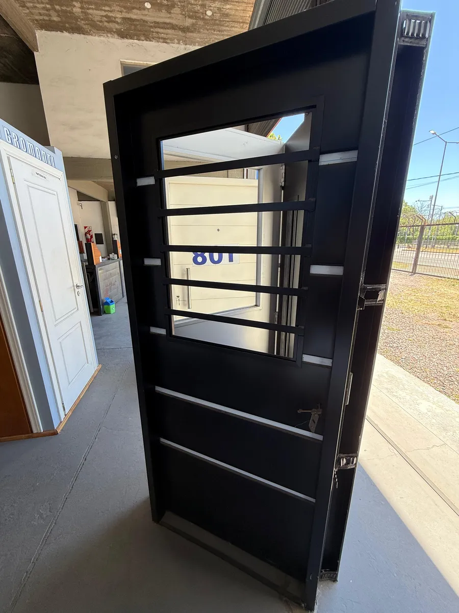 Puerta doble hoja chapa con barrotes decorativos