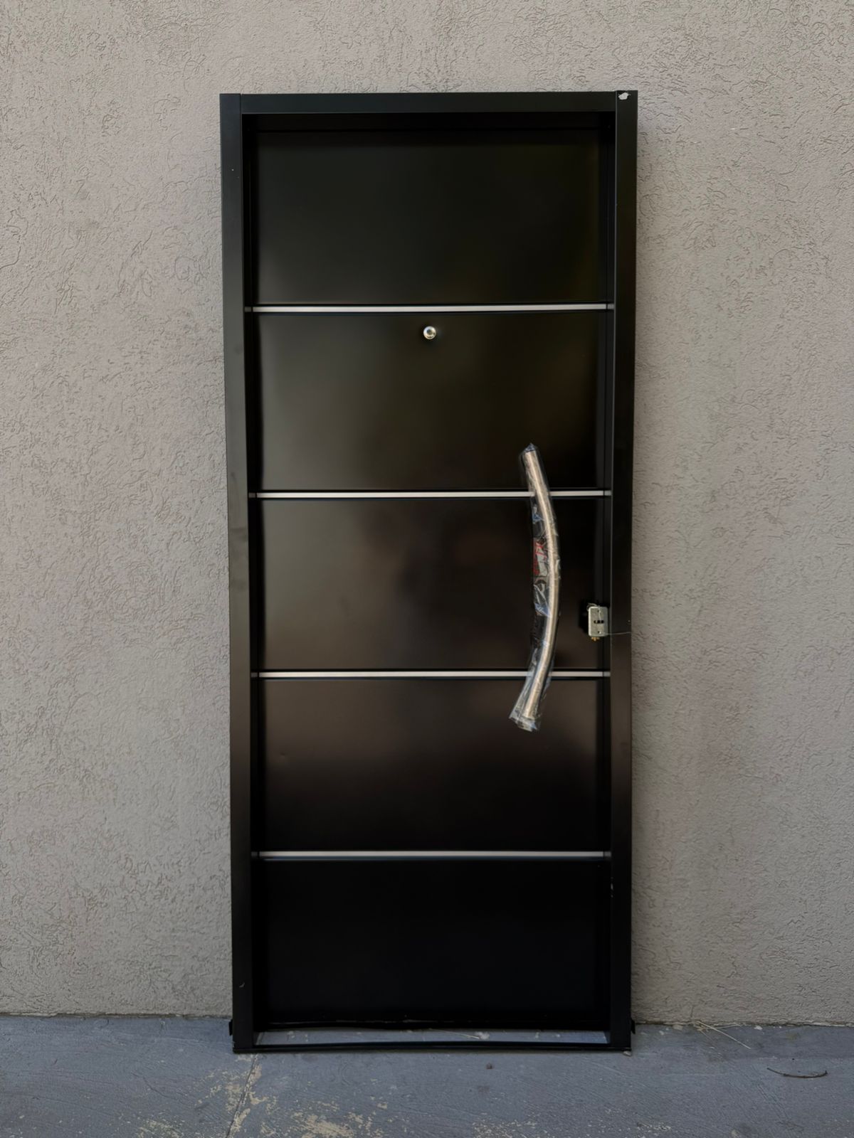 Puerta doble hoja negra con múltiples franjas horizontales