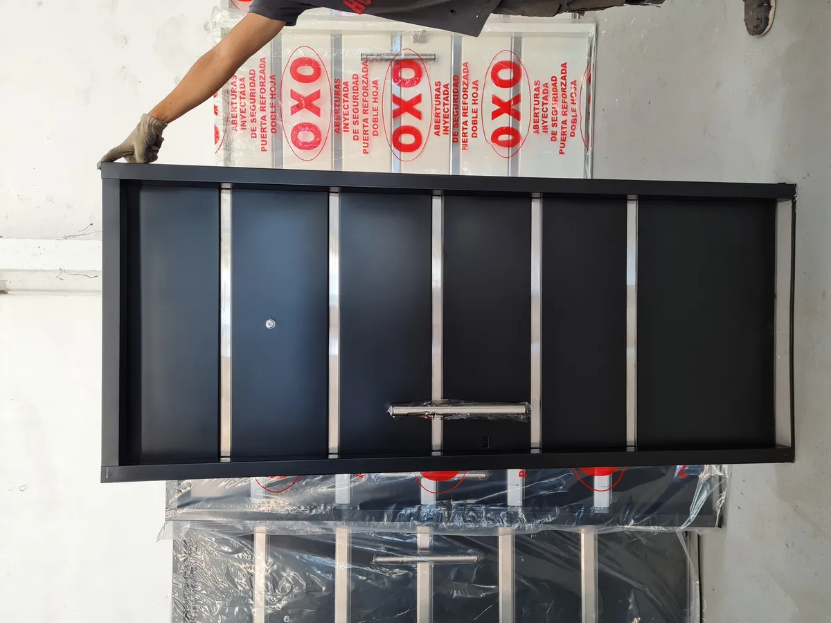 Puerta doble hoja chapa negra con tirador curvo