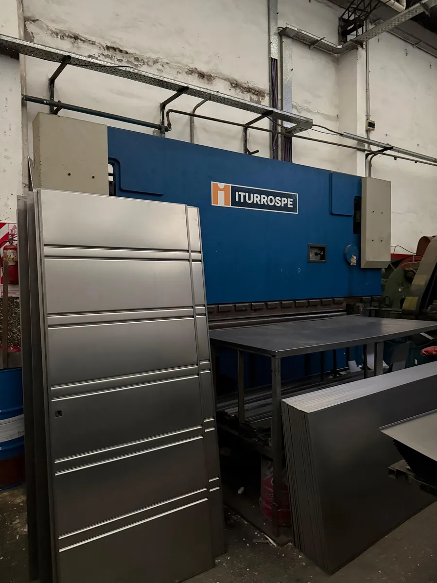 Maquinaria de producción puertas chapa Iturrospe