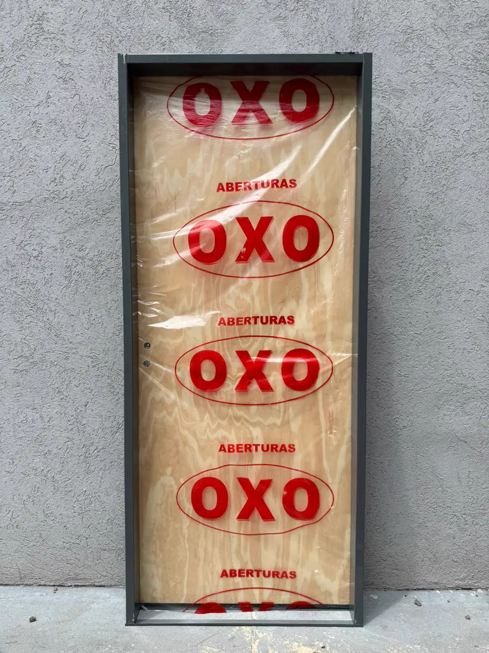 Marco de chapa gris con puerta placa embalada OXO