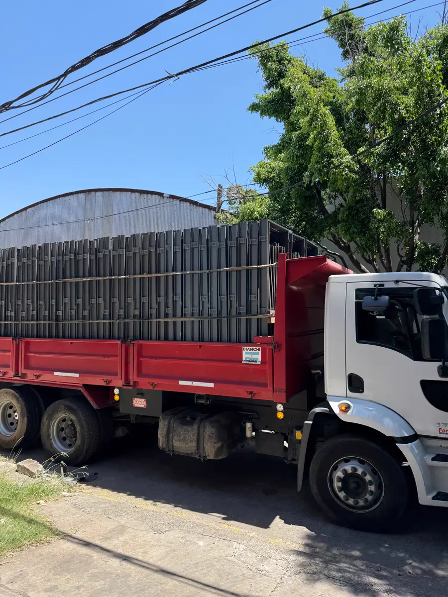 Camión con marcos de chapa saliendo de la fábrica OXO