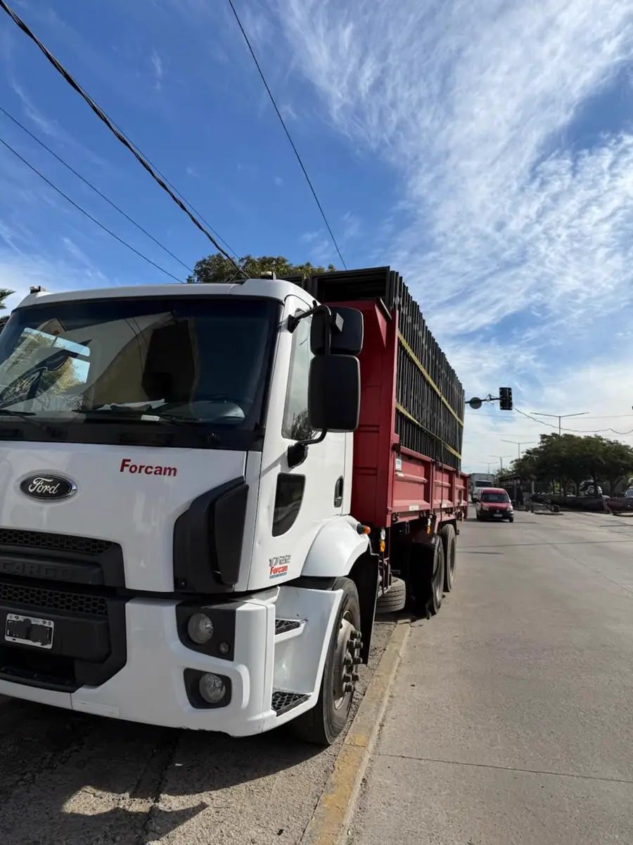 Camión de OXO Aberturas cargado con marcos de chapa