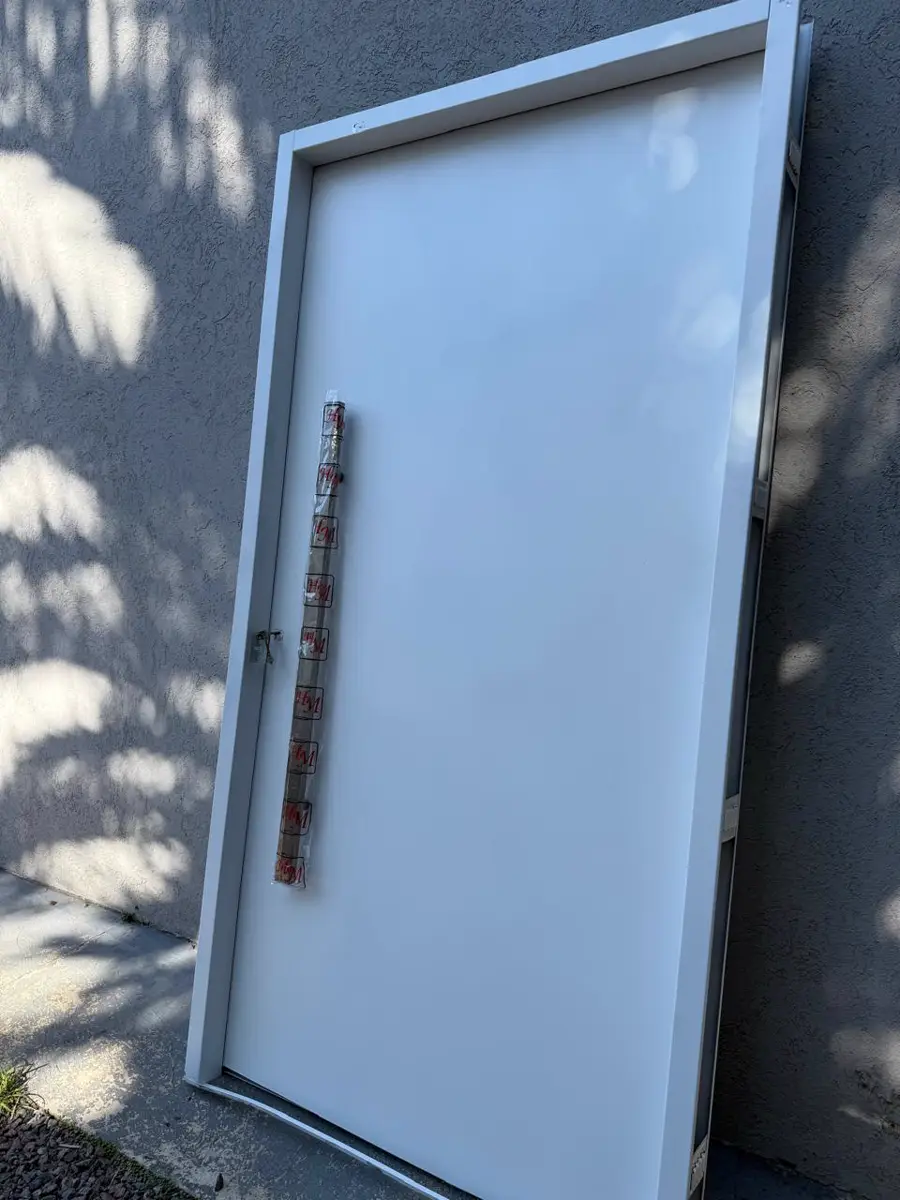 Puerta Lisa blanca de 1 metro con manijón cuadrado