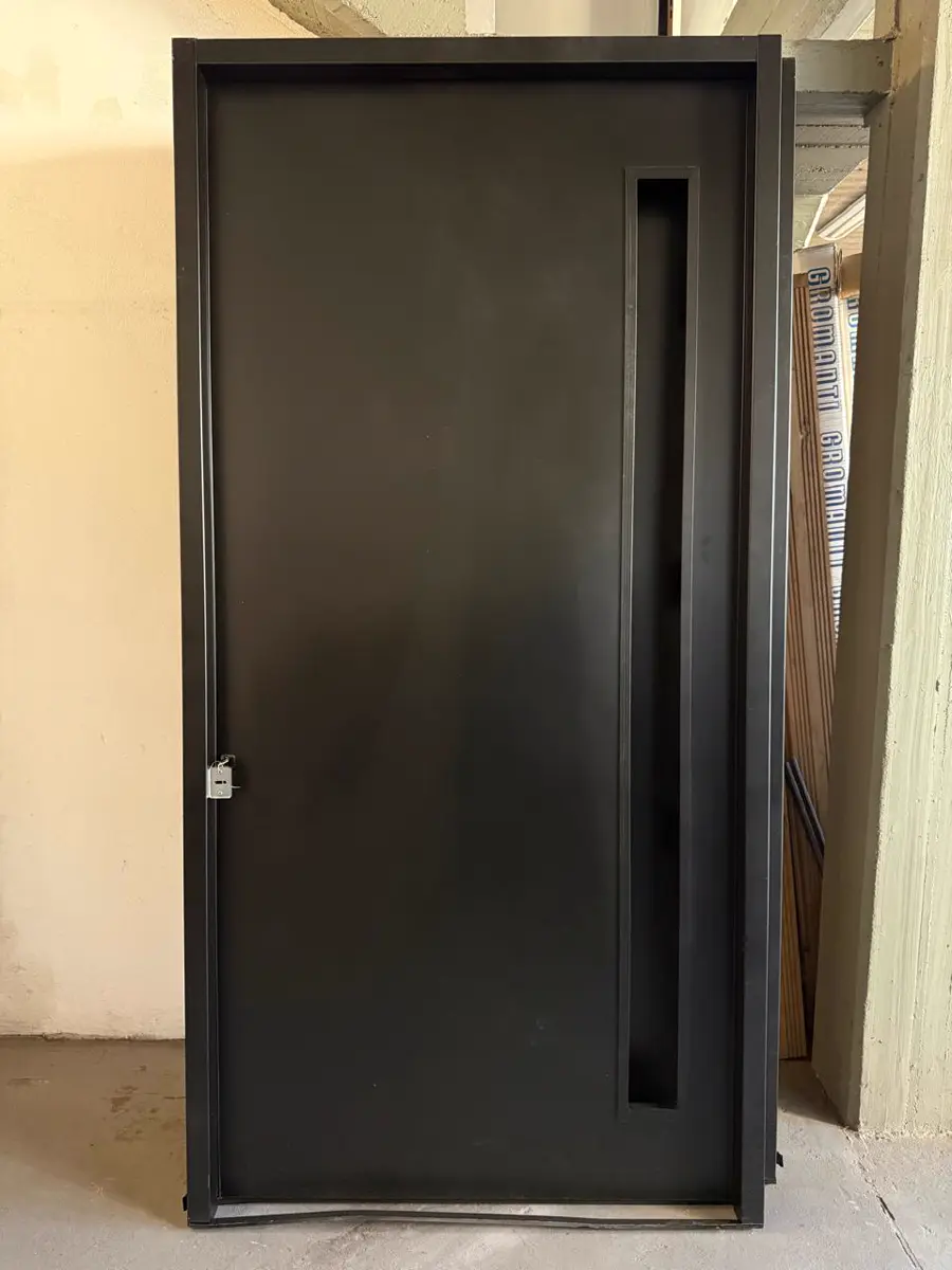 Puerta Lisa negra de 120 cm con raja interna