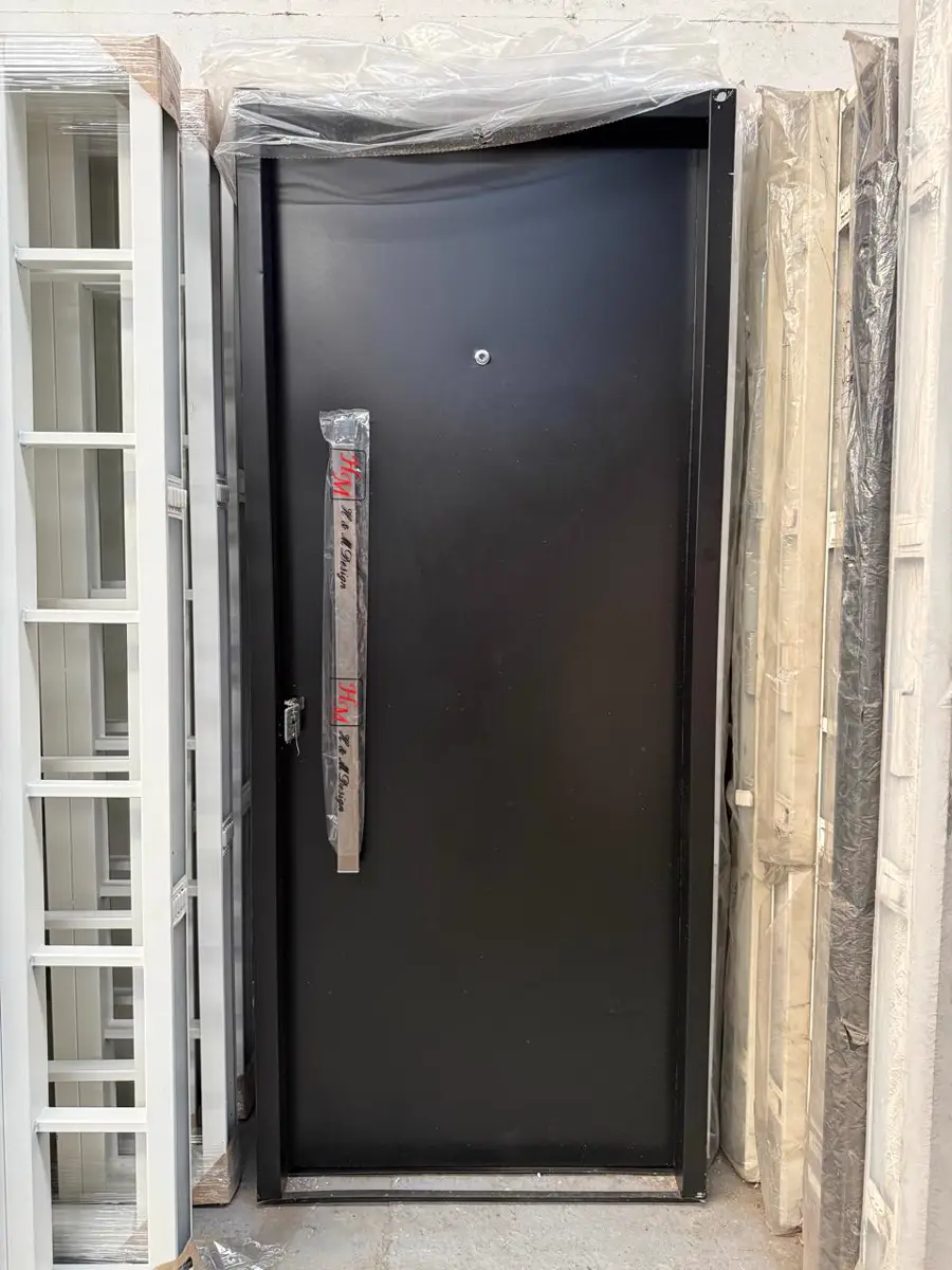 Puerta Lisa negra con mirilla y manijón cuadrado
