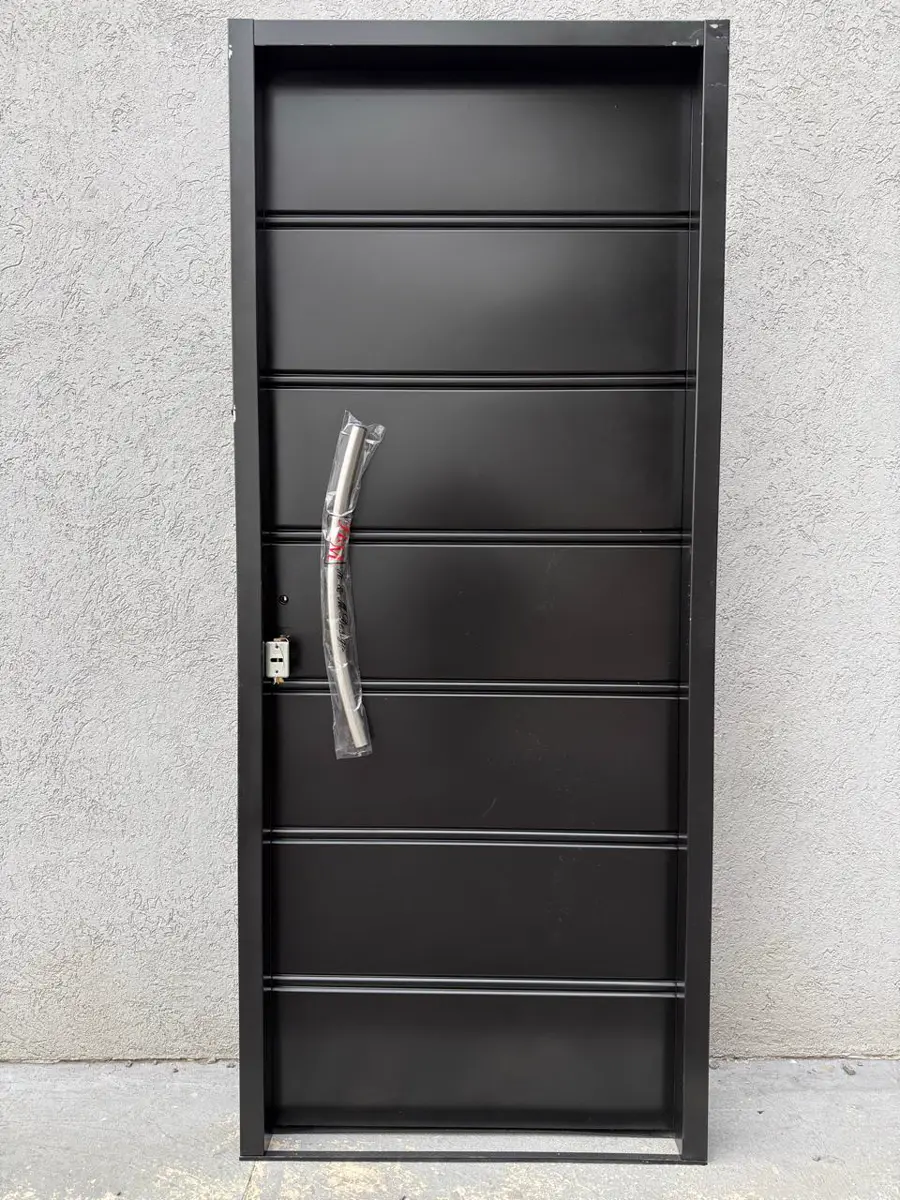 Puerta simple hoja negra con manijón curvo