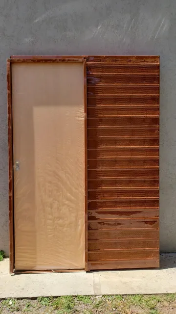 Puerta placa interior marrón con lateral de rejilla