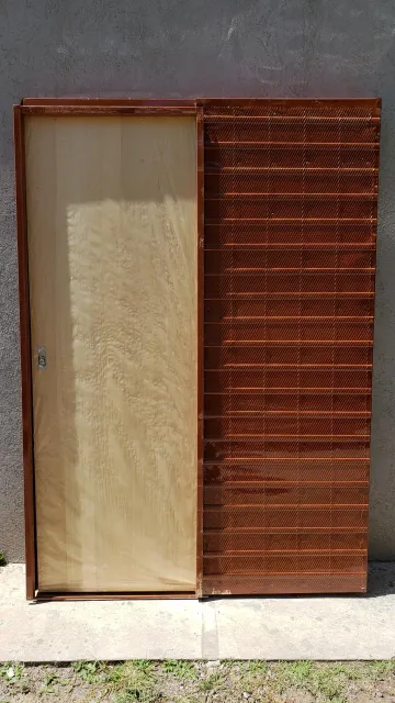 Puerta placa marrón con lateral rejilla metálica