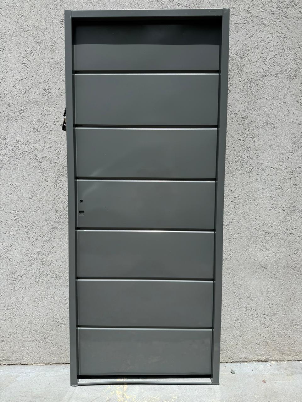 Puerta exterior hoja simple chapa gris oscuro sin tirador