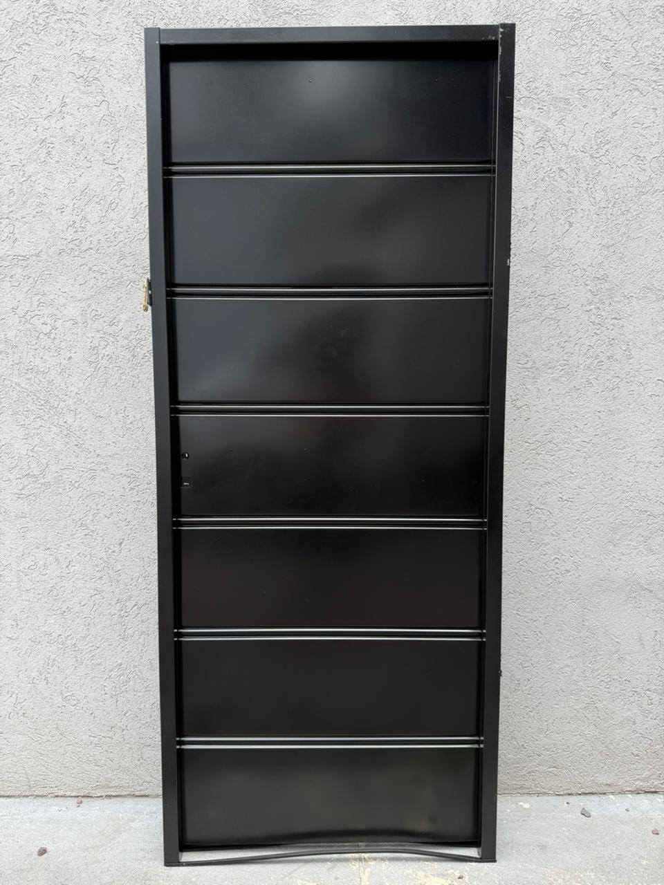 Puerta exterior hoja simple negra con bandas inox y tirador recto